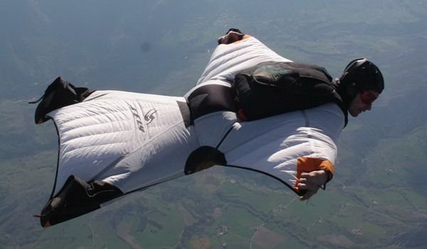 Un american vrea sa-l intreaca pe austriacul Felix Baumgartner! Va sari de pe Everest fara parasuta