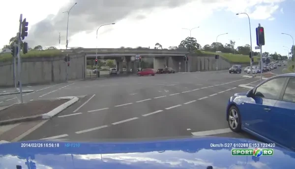 Era o intersectie LINISTITA, apoi totul s-a schimbat! Filmarea care l-a ingrozit pe sofer: "Fu**ing idiot!" VIDEO