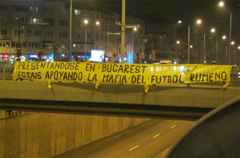 Protest al fanilor nationalei! Suporterii au afisat un banner imens pentru Messi Co: Prin prezenta voastra sustineti MAFIA din fotbalul romanesc