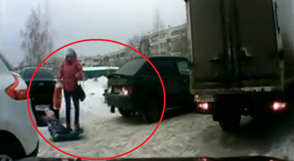 Faza SOCANTA in zapada! A dat cu spatele fara sa se uite ca sunt oameni pe strada! Scene incredibile! VIDEO
