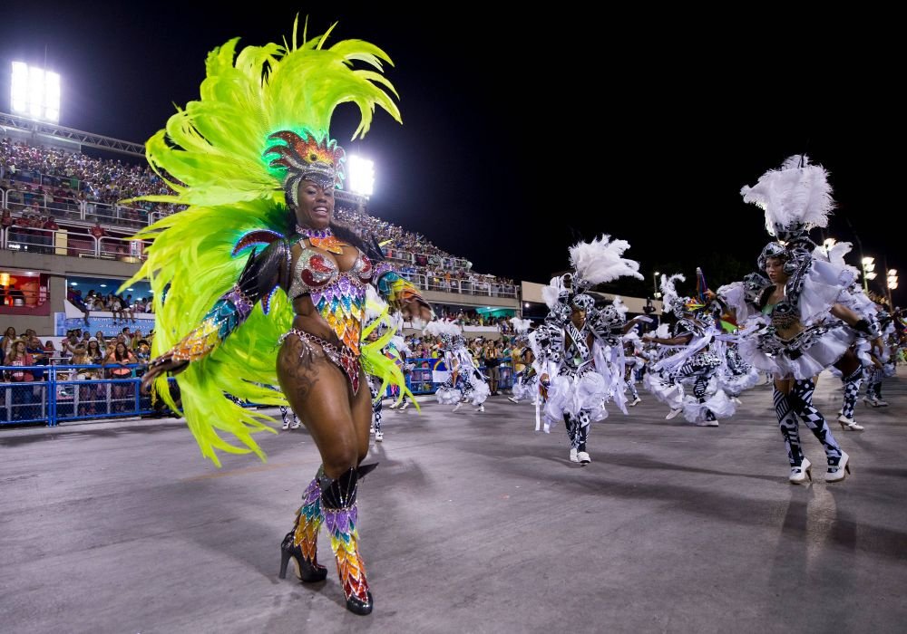 GALERIE FOTO Imagini senzationale la Carnavalul de la Rio cu 100 de zile inainte de startul Campionatului Mondial. Ronaldo si Deco au fost prezenti