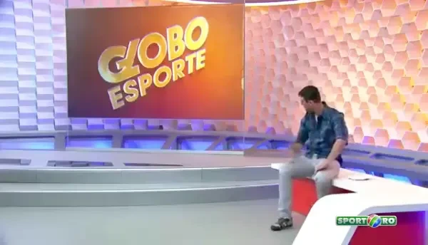 Ronaldinho a facut spectacol la carnaval! S-a suit pe scena si a inceput sa cante rapp! A doua zi a primit o veste proasta de la club VIDEO