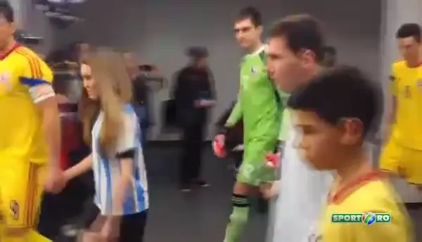 Intrare pe teren la Romania - Argentina