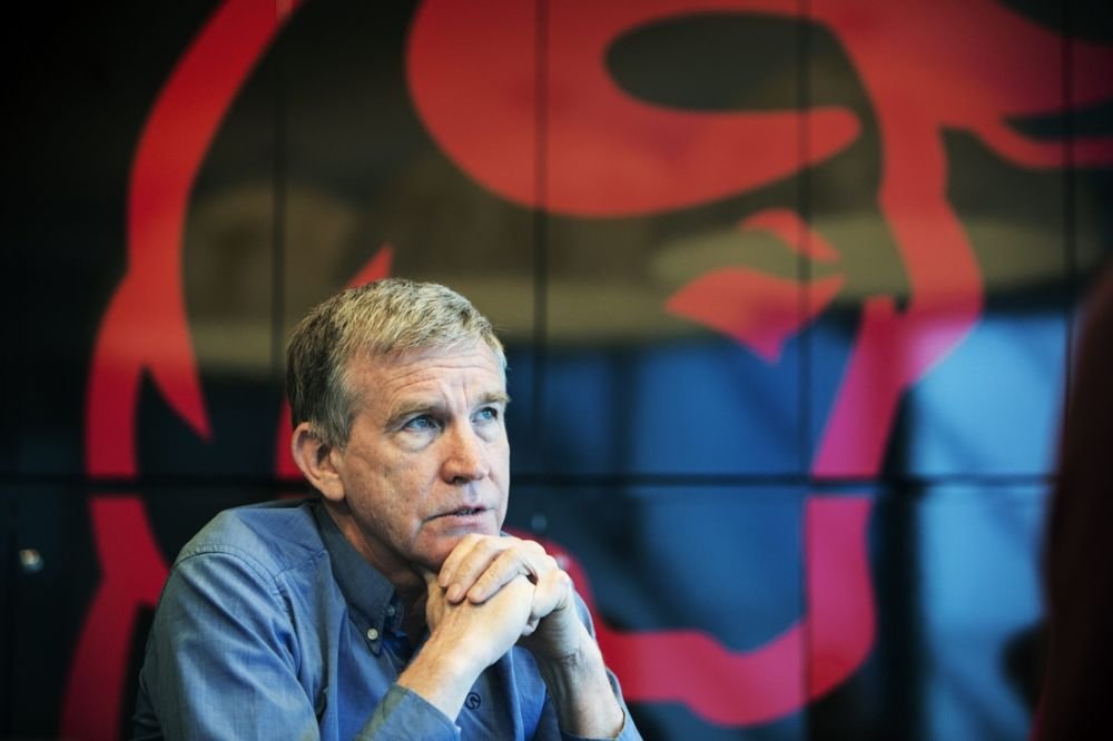 Sa il cheme cineva si in Romania! E cel mai bogat om din tara sa si detine 7 cluburi din Europa! Cum ar putea sa scape echipele de traditie de saracie
