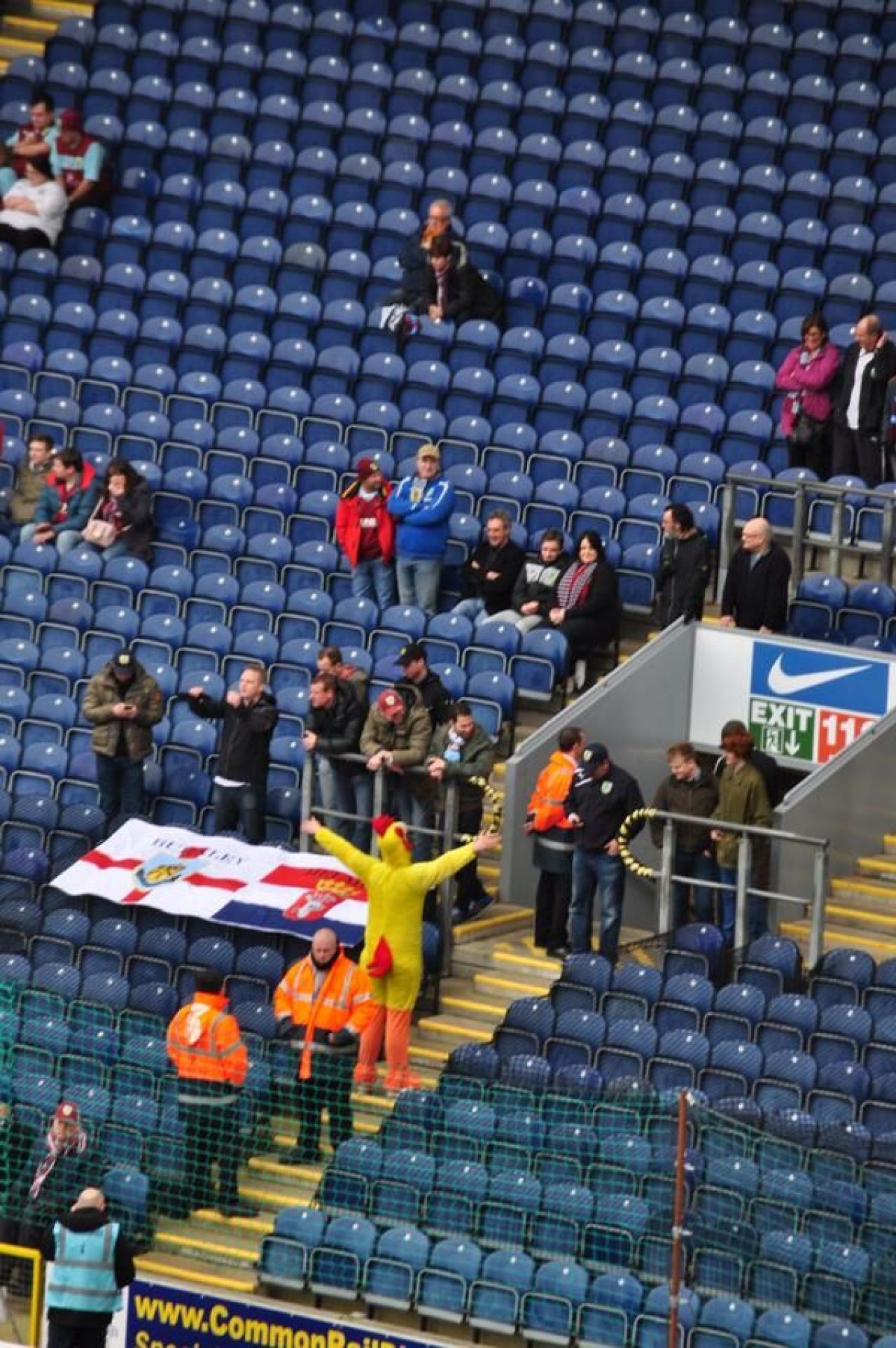 Aparitie CIUDATA pe un teren din Anglia! Tot stadionul a izbucnit in ras! Cum au facut misto de patronul rivalilor_1