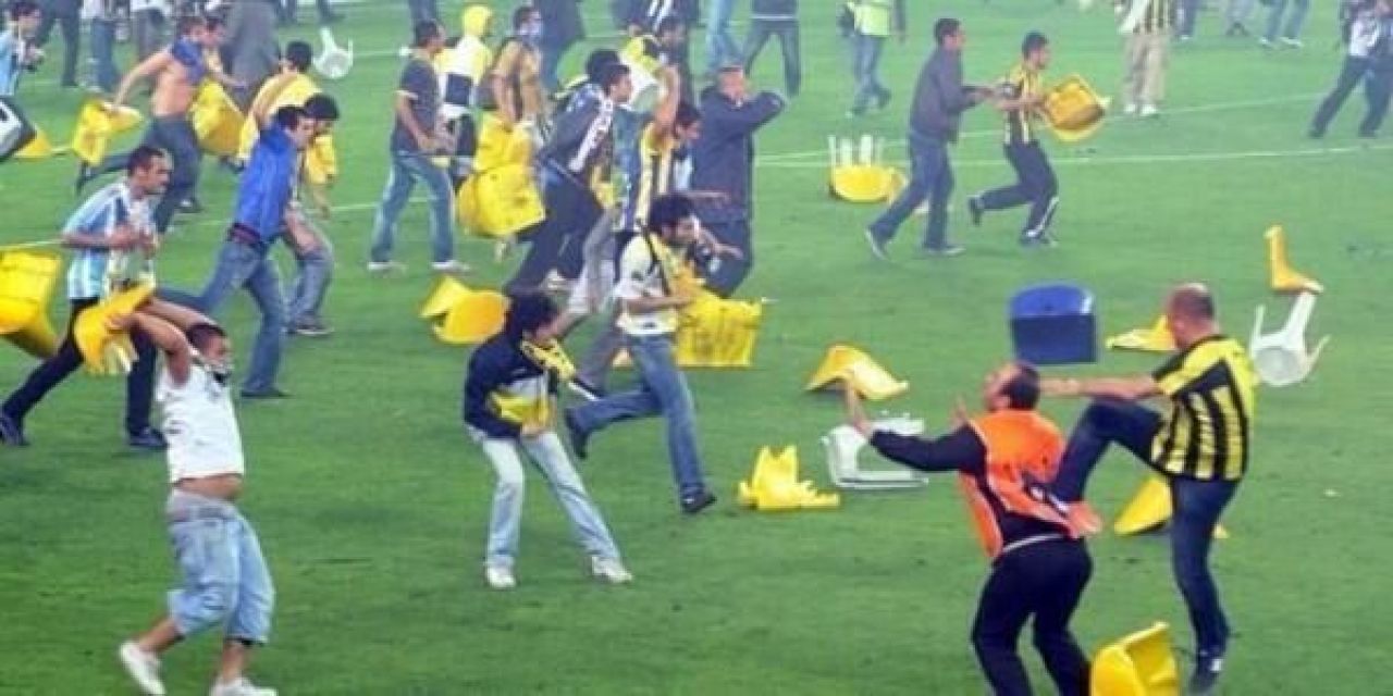 Bourceanu a trait sperietura vietii aseara: masini de politie rasturnate, haos teribil in oras! Autocarul lui Fener, escortat de 23 de masini blindate la aeroport!_6