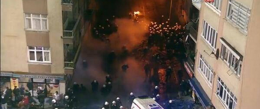 Bourceanu a trait sperietura vietii aseara: masini de politie rasturnate, haos teribil in oras! Autocarul lui Fener, escortat de 23 de masini blindate la aeroport!_7