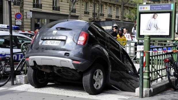 N-ai mai vazut asa ceva! :)) Scene nebune cu un Duster pe strada! Soferul a parcat AICI, explicatia e istorica! FOTO_2