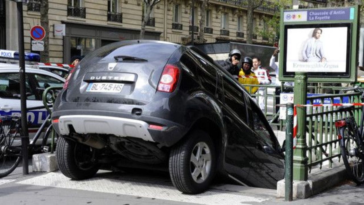 N-ai mai vazut asa ceva! :)) Scene nebune cu un Duster pe strada! Soferul a parcat AICI, explicatia e istorica! FOTO_2