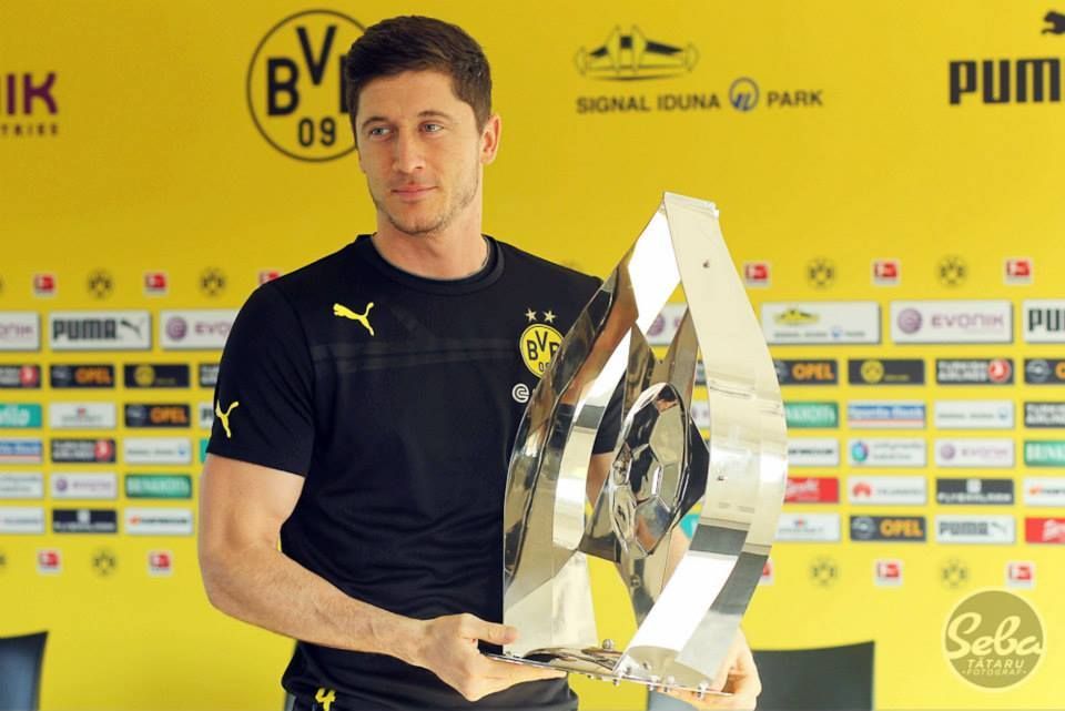 Moment INCREDIBIL! Lewandowski e cel mai bun fotbalist din Europa de est! Starul avea un fular cu o echipa din Romania cand a primit premiul!_1