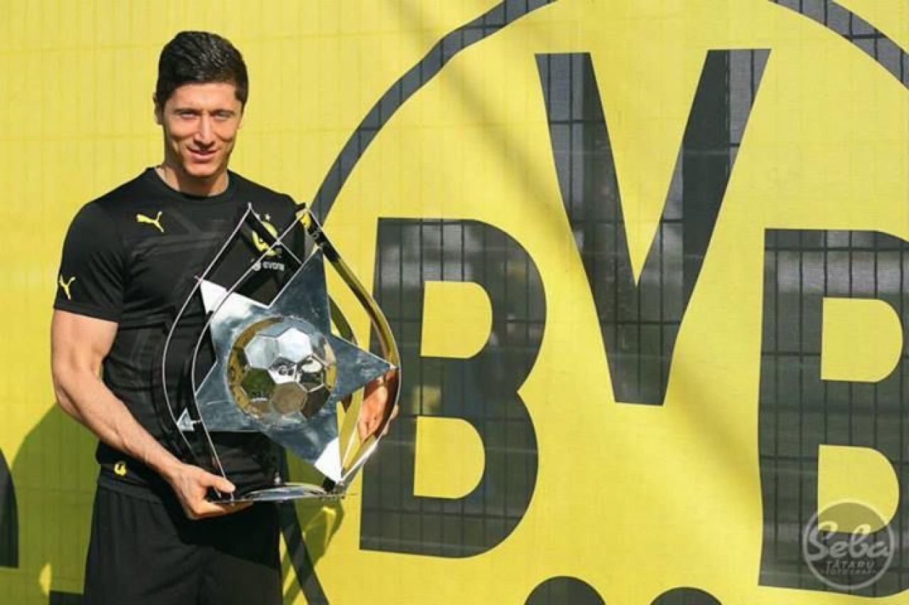 Moment INCREDIBIL! Lewandowski e cel mai bun fotbalist din Europa de est! Starul avea un fular cu o echipa din Romania cand a primit premiul!_2