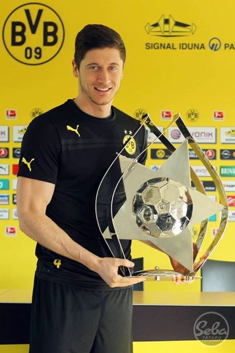 Moment INCREDIBIL! Lewandowski e cel mai bun fotbalist din Europa de est! Starul avea un fular cu o echipa din Romania cand a primit premiul!_3
