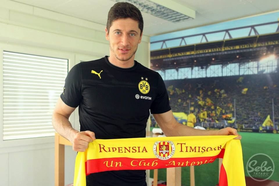 Moment INCREDIBIL! Lewandowski e cel mai bun fotbalist din Europa de est! Starul avea un fular cu o echipa din Romania cand a primit premiul!_4
