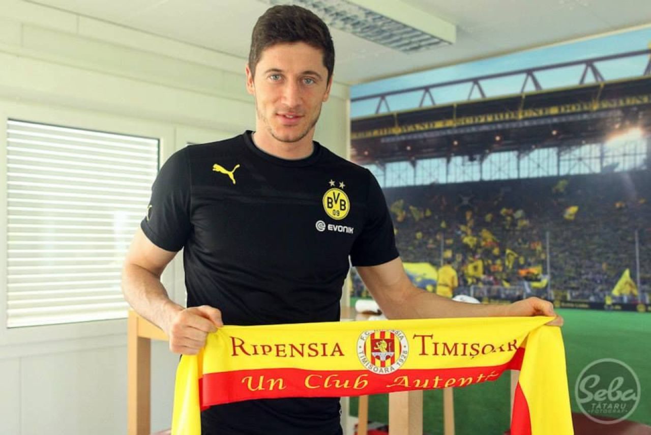 Moment INCREDIBIL! Lewandowski e cel mai bun fotbalist din Europa de est! Starul avea un fular cu o echipa din Romania cand a primit premiul!_4
