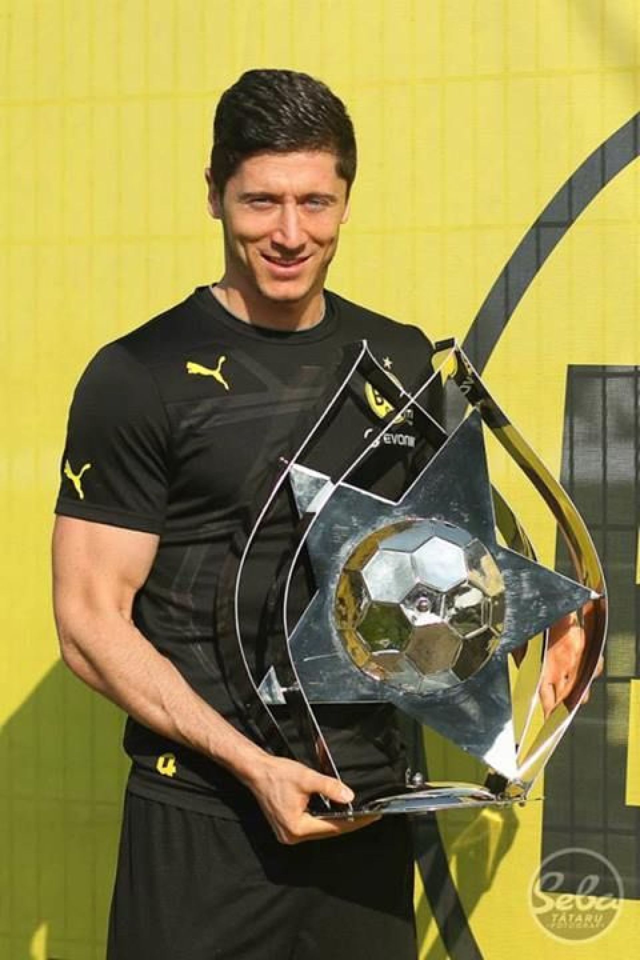 Moment INCREDIBIL! Lewandowski e cel mai bun fotbalist din Europa de est! Starul avea un fular cu o echipa din Romania cand a primit premiul!_5