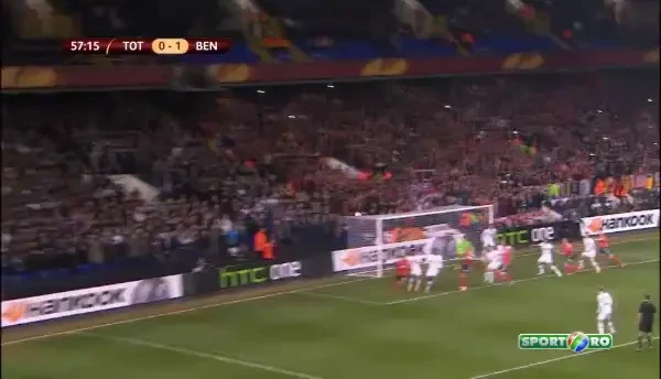 GOOOOL Benfica! Luisao inscrie dupa o lovitura din sase metri!