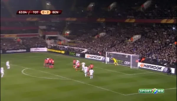 GOOOOL Eriksen! Suedezul inscrie dupa o lovitura libera batuta perfect!