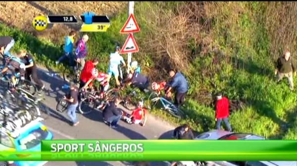Un ciclist era sa-si rupa gatul intr-o cursa! Nu stia ca sunt obstacole! VIDEO
