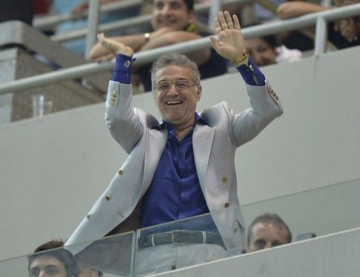 Dupa ce a cantat MANELE in Brazilia, acum face selfie-uri in Emirate! Mii de LIKE-uri pentru omul dorit de Steaua! FOTO