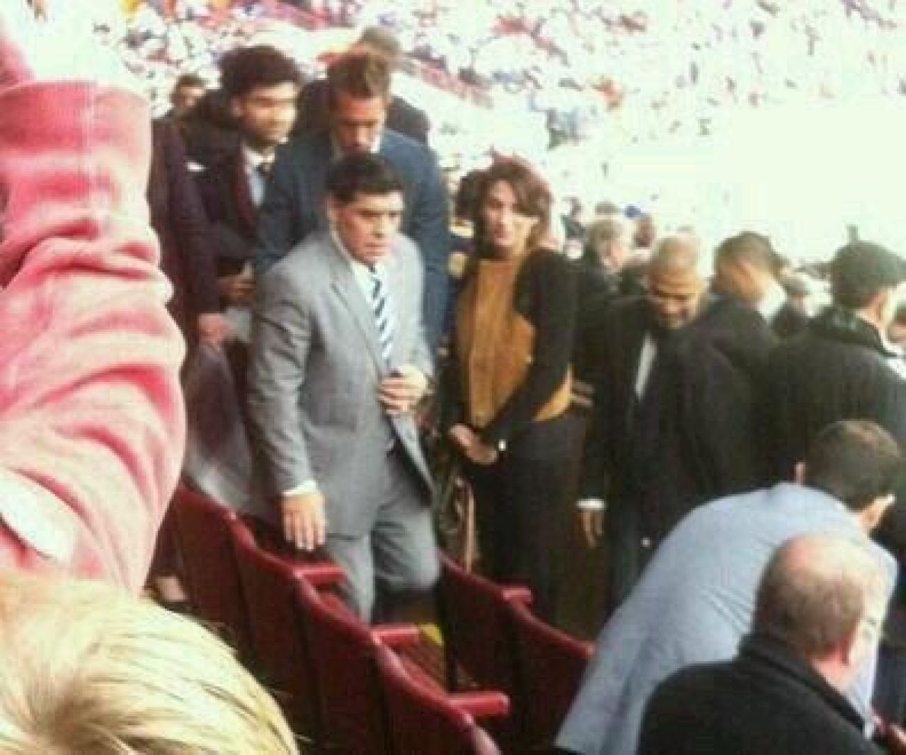 Grumpy Diego :) Maradona a vazut pe viu cum Man United a fost calcata in picioare de Liverpool, un fan i-a cerut sa faca SELFIE. A iesit o imagine de milioane_3