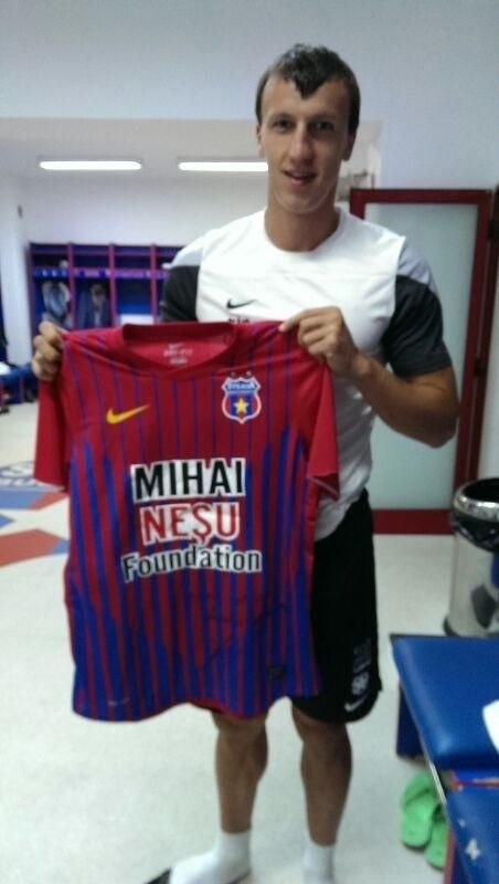 Colectia de tricouri la care viseaza orice suporter: de la Totti, la Chiriches, Gardos si Tatarusanu! Lucian Goian le vinde pentru o cauza nobila! Care a fost cel mai scump:_4