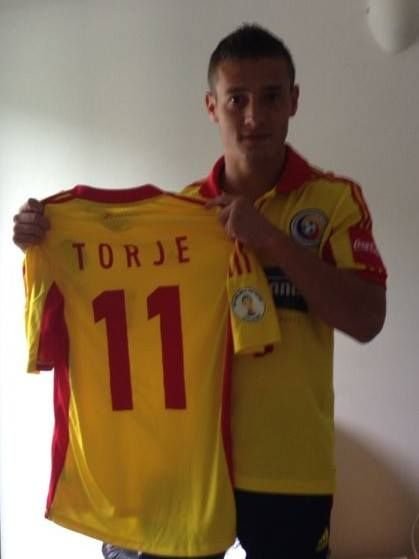 Colectia de tricouri la care viseaza orice suporter: de la Totti, la Chiriches, Gardos si Tatarusanu! Lucian Goian le vinde pentru o cauza nobila! Care a fost cel mai scump:_12