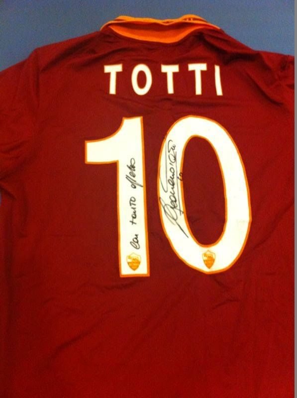 Colectia de tricouri la care viseaza orice suporter: de la Totti, la Chiriches, Gardos si Tatarusanu! Lucian Goian le vinde pentru o cauza nobila! Care a fost cel mai scump:_15