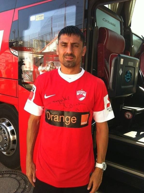 Colectia de tricouri la care viseaza orice suporter: de la Totti, la Chiriches, Gardos si Tatarusanu! Lucian Goian le vinde pentru o cauza nobila! Care a fost cel mai scump:_44