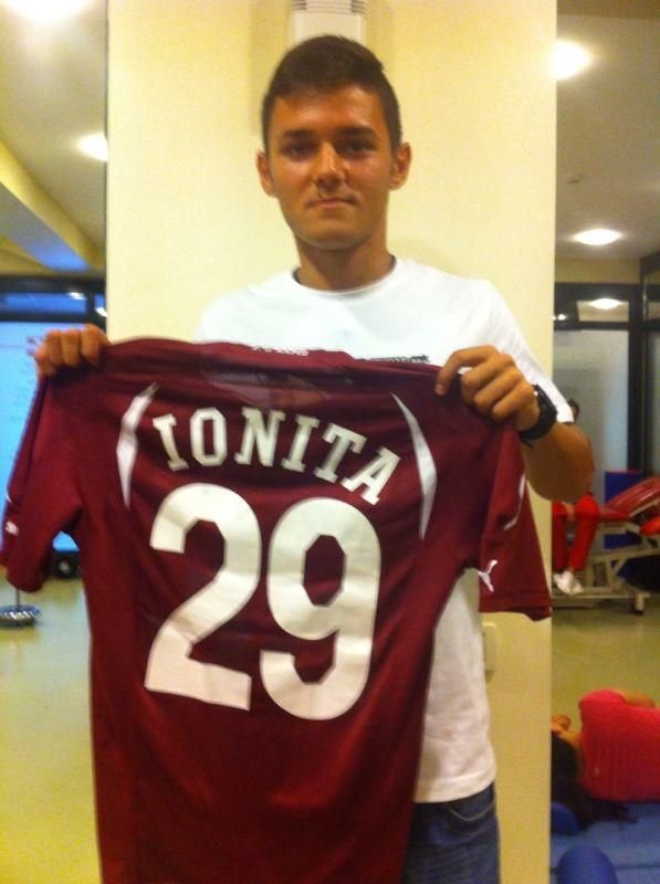 Colectia de tricouri la care viseaza orice suporter: de la Totti, la Chiriches, Gardos si Tatarusanu! Lucian Goian le vinde pentru o cauza nobila! Care a fost cel mai scump:_48
