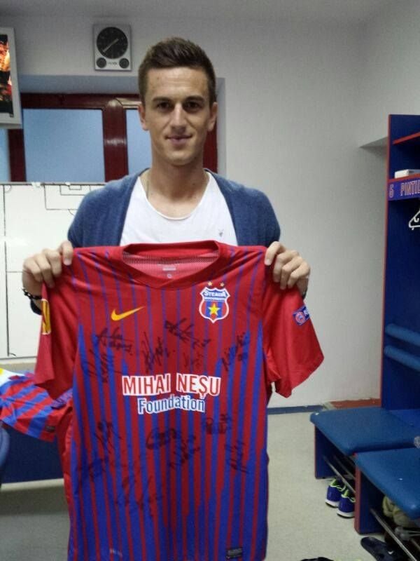 Colectia de tricouri la care viseaza orice suporter: de la Totti, la Chiriches, Gardos si Tatarusanu! Lucian Goian le vinde pentru o cauza nobila! Care a fost cel mai scump:_56