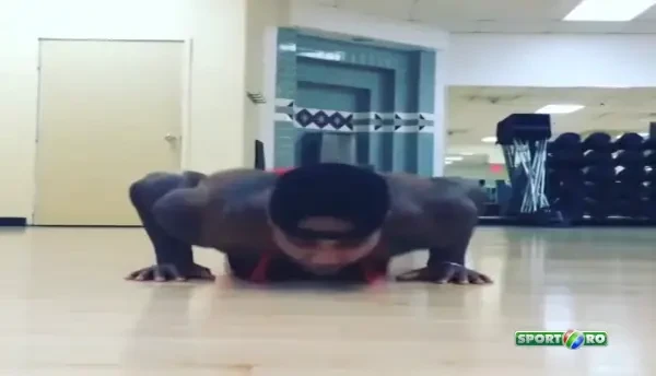 Cele mai nebune flotari! Un afro-american se da in spectacol cu un exercitiu extrem! Crezi ca reusesti sa le faci? VIDEO