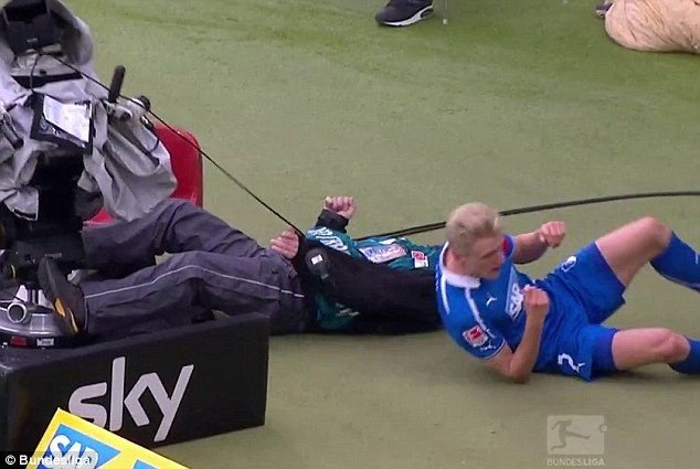 Scene de GROAZA in Bundesliga! Un cameraman a plecat inconstient de la stadion! Ce s-a intamplat in timpul meciului VIDEO