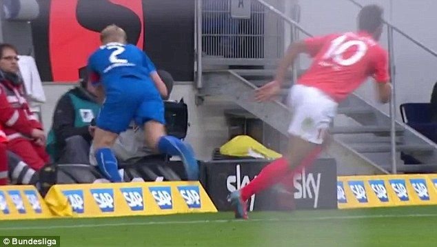 Scene de GROAZA in Bundesliga! Un cameraman a plecat inconstient de la stadion! Ce s-a intamplat in timpul meciului VIDEO_3