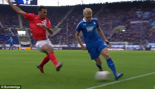 Scene de GROAZA in Bundesliga! Un cameraman a plecat inconstient de la stadion! Ce s-a intamplat in timpul meciului VIDEO_4