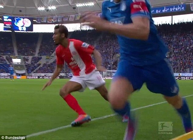Scene de GROAZA in Bundesliga! Un cameraman a plecat inconstient de la stadion! Ce s-a intamplat in timpul meciului VIDEO_5