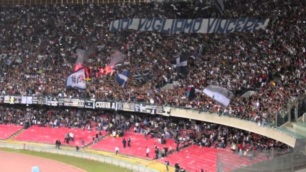 Imaginile care au ramas in istoria fotbalului! Nu poti sa nu te bucuri cand te uiti la echipa aceasta! Peste 50.000 de suporteri la un meci din liga a treia!