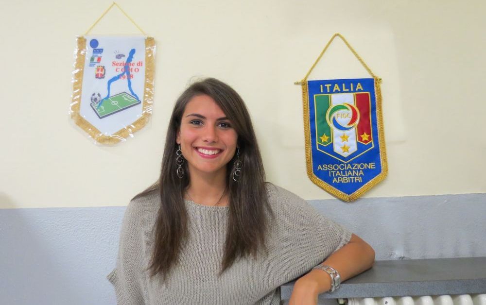 Noul trend in Italia! Oficialii au angajat modele pe post de arbitrii pentru a umple tribunele_1