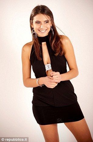 Noul trend in Italia! Oficialii au angajat modele pe post de arbitrii pentru a umple tribunele_2