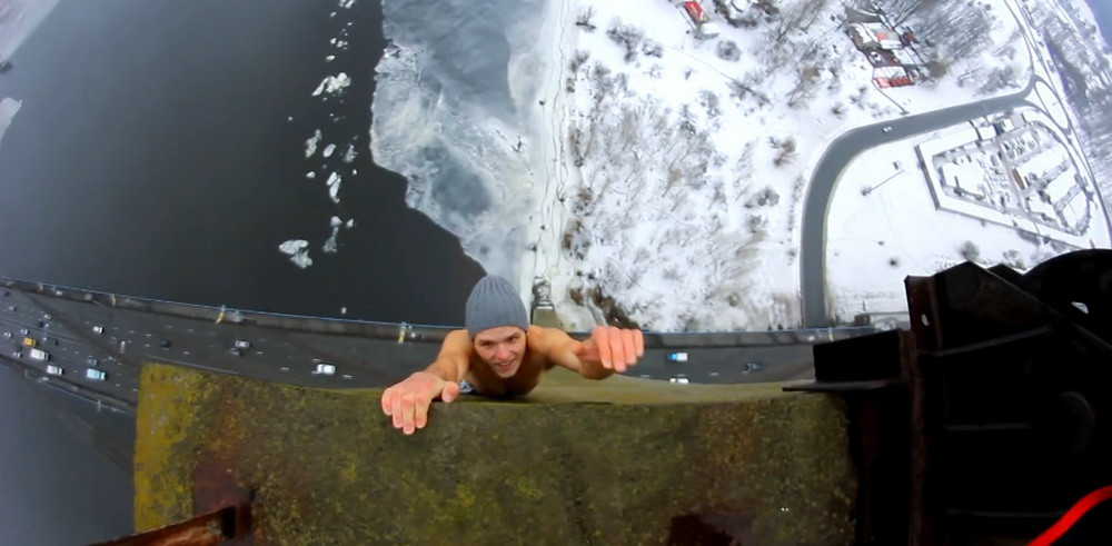 Clipul prea tulburator pentru a-l privi pana la final! Un rus sfideaza gravitatia si insala moartea la inaltime! VIDEO INCREDIBIL