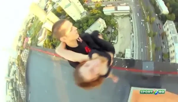 Clipul prea tulburator pentru a-l privi pana la final! Un rus sfideaza gravitatia si inseala moartea la inaltime! VIDEO INCREDIBIL