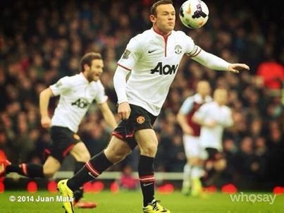 Dialogul purtat de jucatorii lui Manchester United pe teren in timp ce Rooney reusea golul anului in Anglia! Ce ii striga Mata!