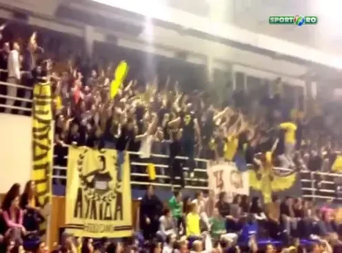 Vo-le-lei! Ce nebunie a iesit cand doua galerii rivale de moarte, AEK si Olympiakos, s-au reintalnit la un meci de volei! VIDEO