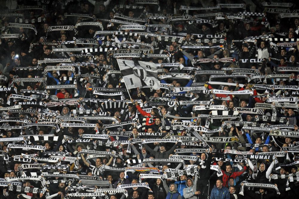 Scene INCREDIBILE! Fanii au innebunit de fericire! Au intrat pe teren si au sarbatorit pe gazon alaturi de jucatori