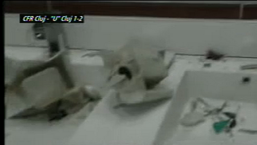 Imagini scandaloase de derby-ul Clujului! UPDATE: Fanii lui 'U' s-au fotografiat dupa dezastrul de pe stadionul CFR-ului!_4