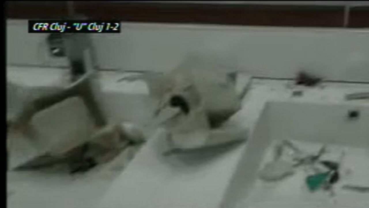 Imagini scandaloase de derby-ul Clujului! UPDATE: Fanii lui 'U' s-au fotografiat dupa dezastrul de pe stadionul CFR-ului!_4