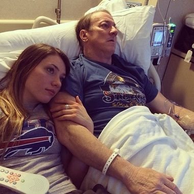 Ma uit cu tati la meci! Povestea cutremuratoare din spatele acestei imagini. Cum a ajuns o legenda rapusa de cancer