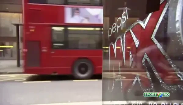 Stateau linistiti in statia de autobuz, cand s-a intamplat ASTA! Londonezii n-au mai vazut niciodata asa ceva! VIDEO