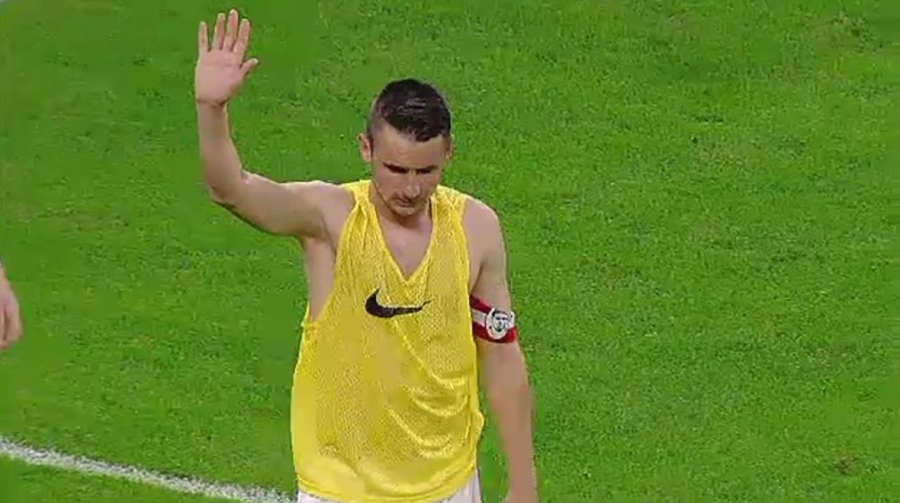 Stelistii le-au aratat MANITA! De 16 ani nu s-a mai intamplat asta dupa un derby! Un dinamovist a facut din greseala gestul :)_2