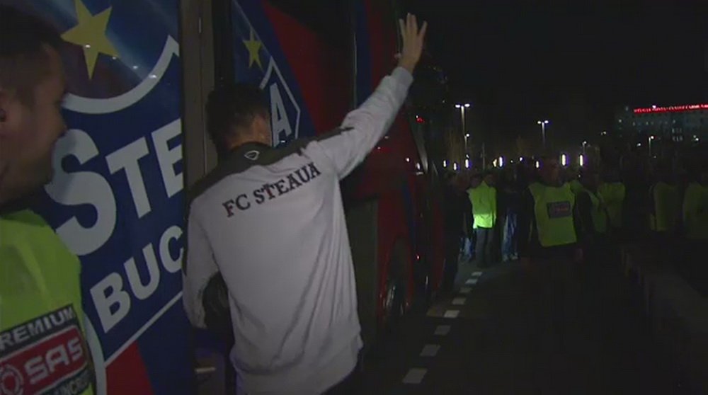 Stelistii le-au aratat MANITA! De 16 ani nu s-a mai intamplat asta dupa un derby! Un dinamovist a facut din greseala gestul :)_3