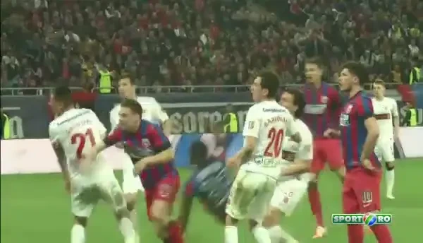 IMAGINI EXCLUSIVE NEEDITATE: Asculta publicul! Ai senzatia ca esti in careul lui Dinamo! Varela s-a simtit acum ca Ronaldo